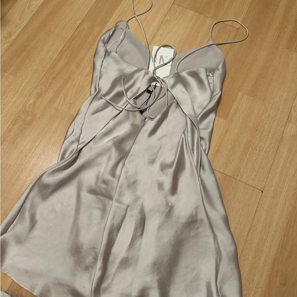 Robe BCBG Gris Clair Satin Luxe 3/4 Manches - Neuf Avec étiquettes, Taille L